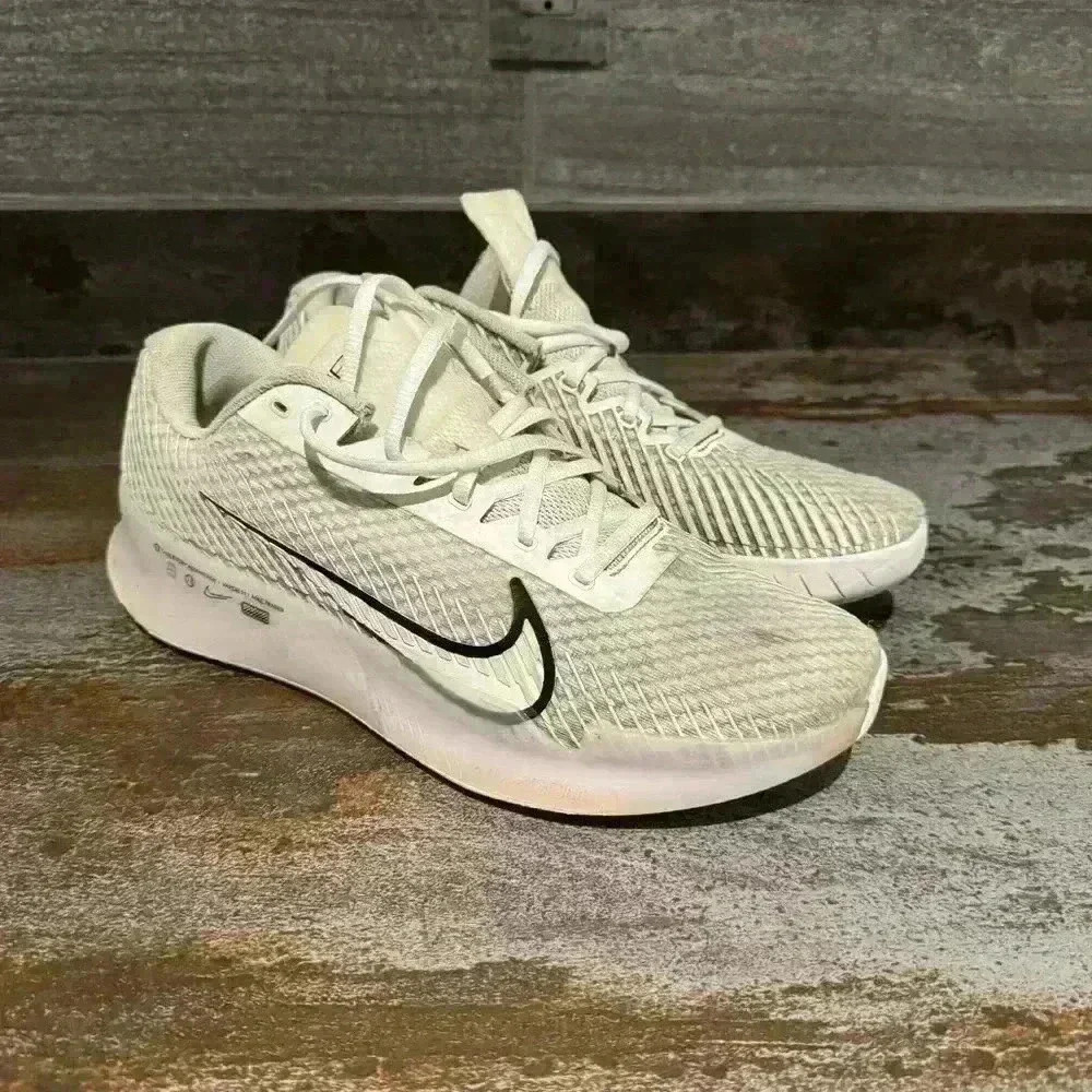 Nike Vapor 11 Tennis Shoe Size 11 US Men Used